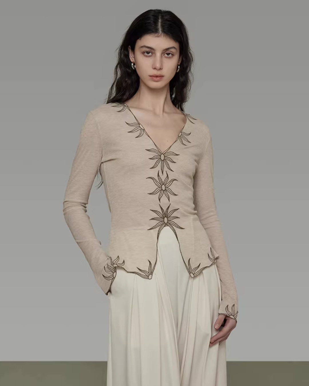 V-Neck Embroidered Slim Knit  UNS0011