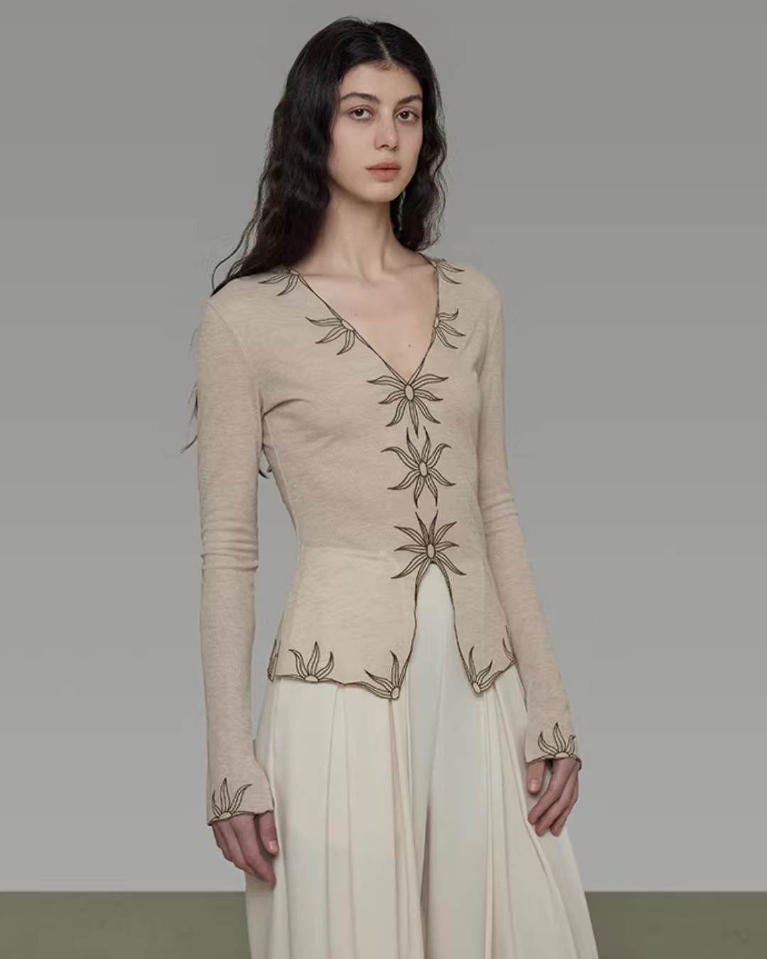 V-Neck Embroidered Slim Knit  UNS0011