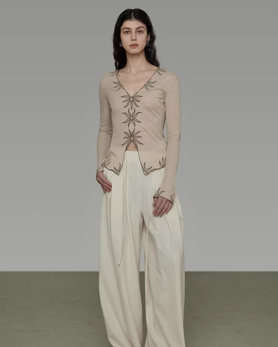 V-Neck Embroidered Slim Knit  UNS0011