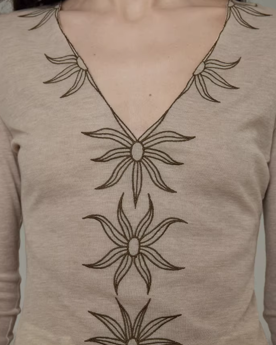 V-Neck Embroidered Slim Knit  UNS0011