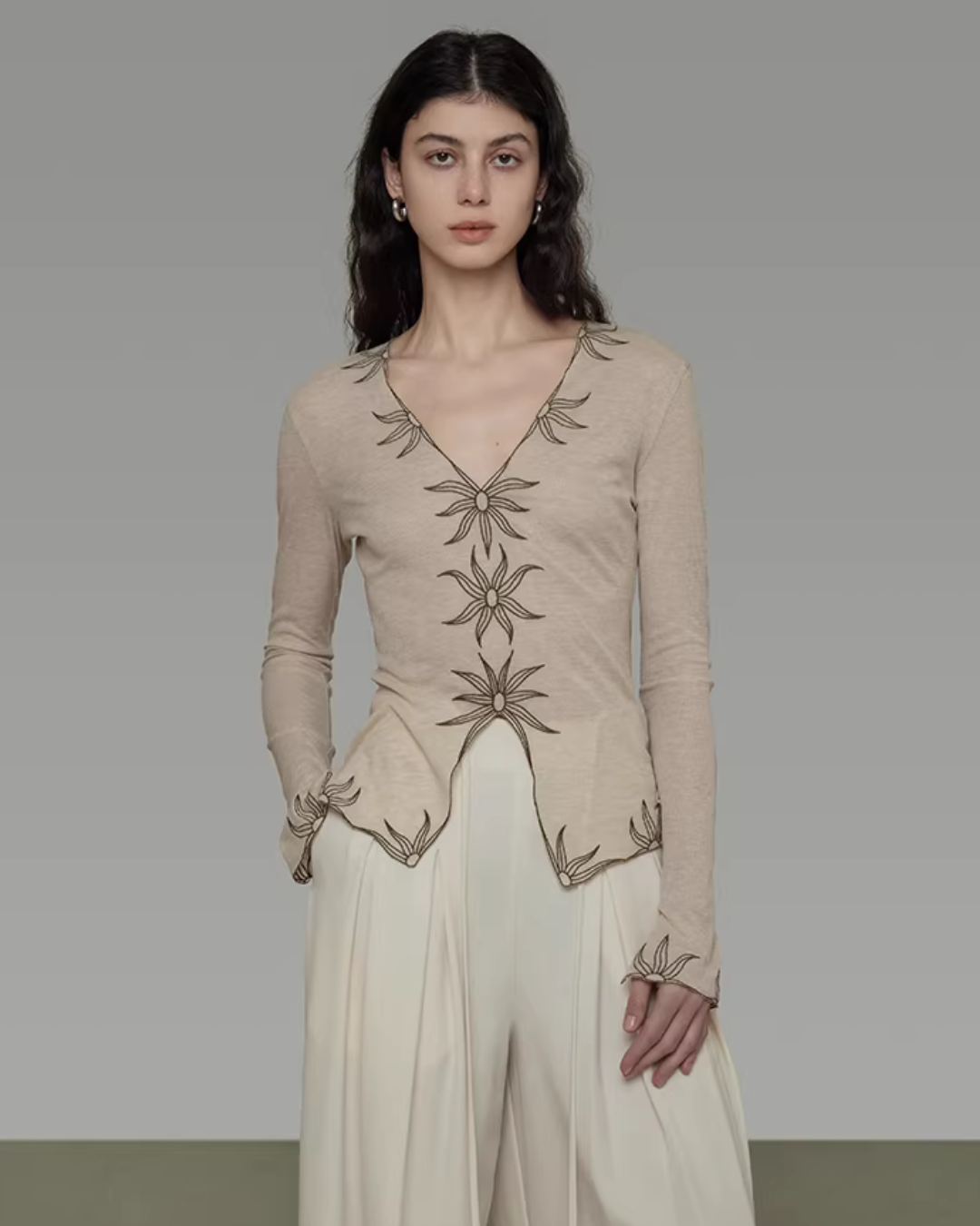 V-Neck Embroidered Slim Knit  UNS0011